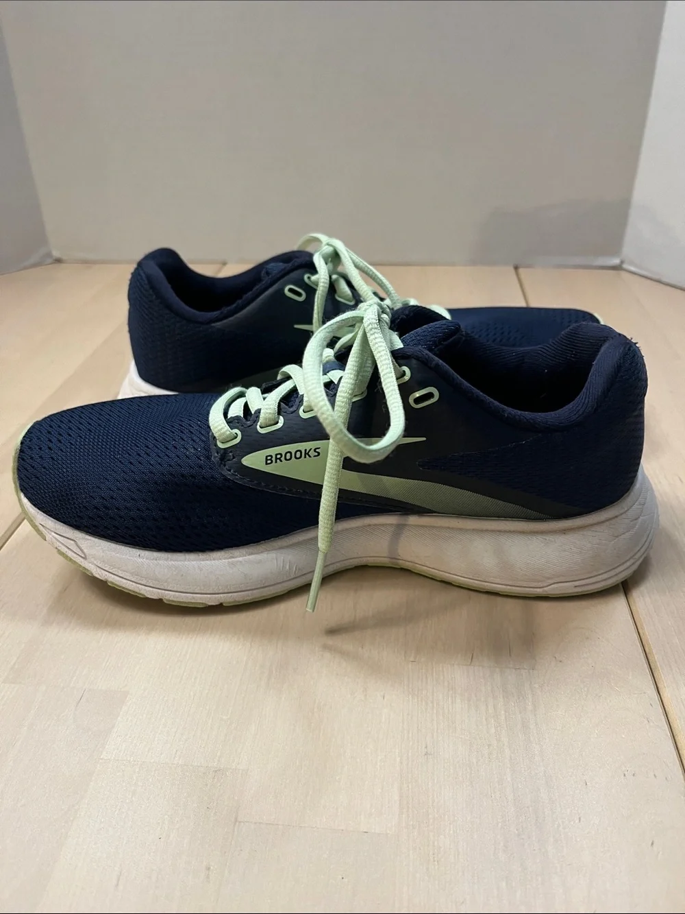 Brooks Navy Blue & Mint Green Sneakers Women’s 6.5 Medium